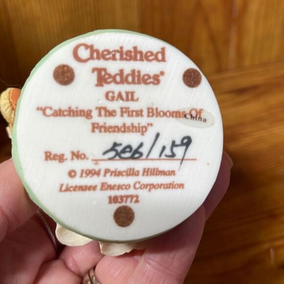 Cherished Teddies Gail 103772 Catching The First Blooms of Friendship Daisies - Picture 5 of 6